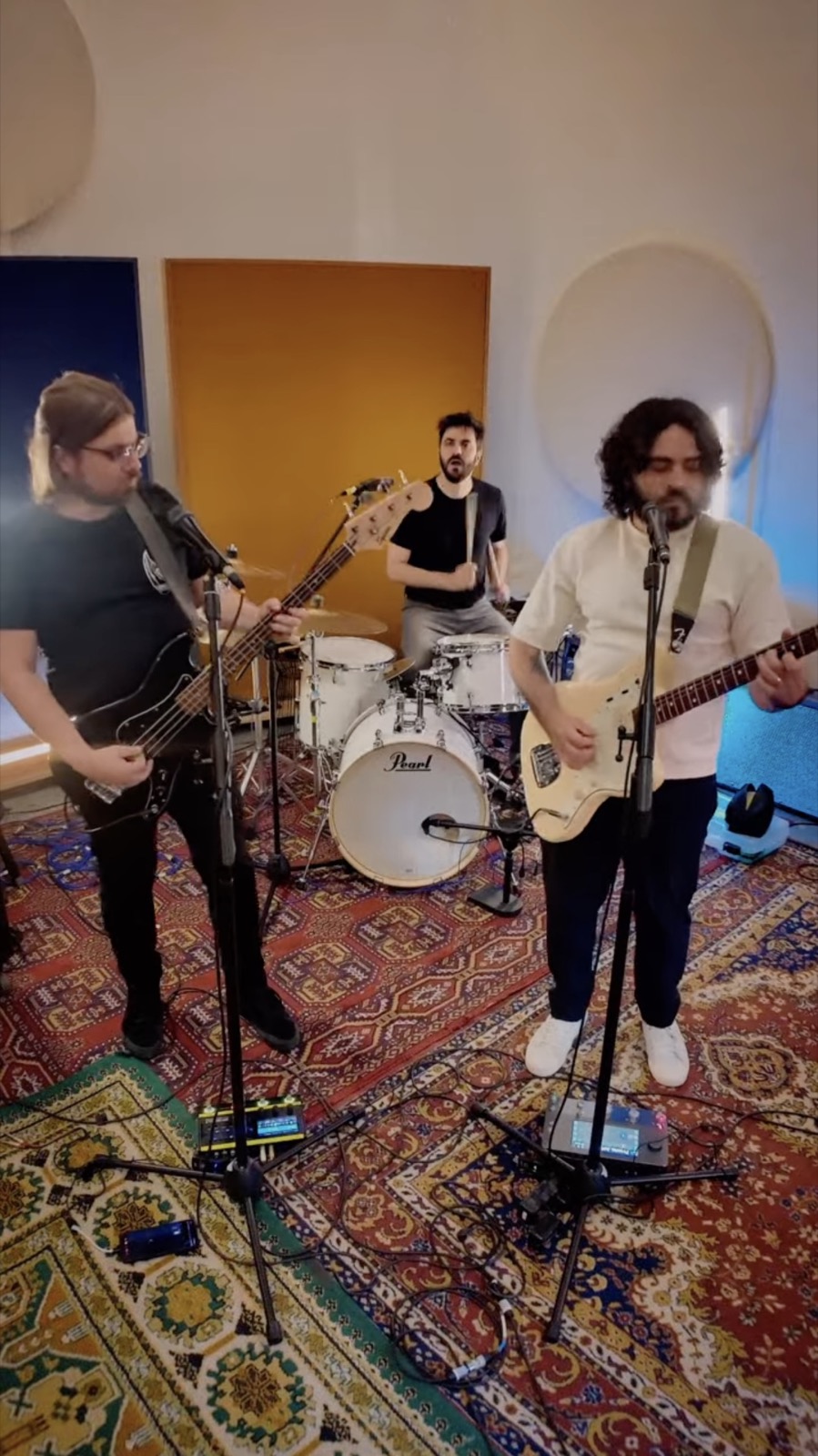 A Fresta tocando ao vivo em estúdio